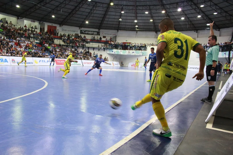 Fifa anuncia 15 mudanças nas regras do futsal; gol de saída de