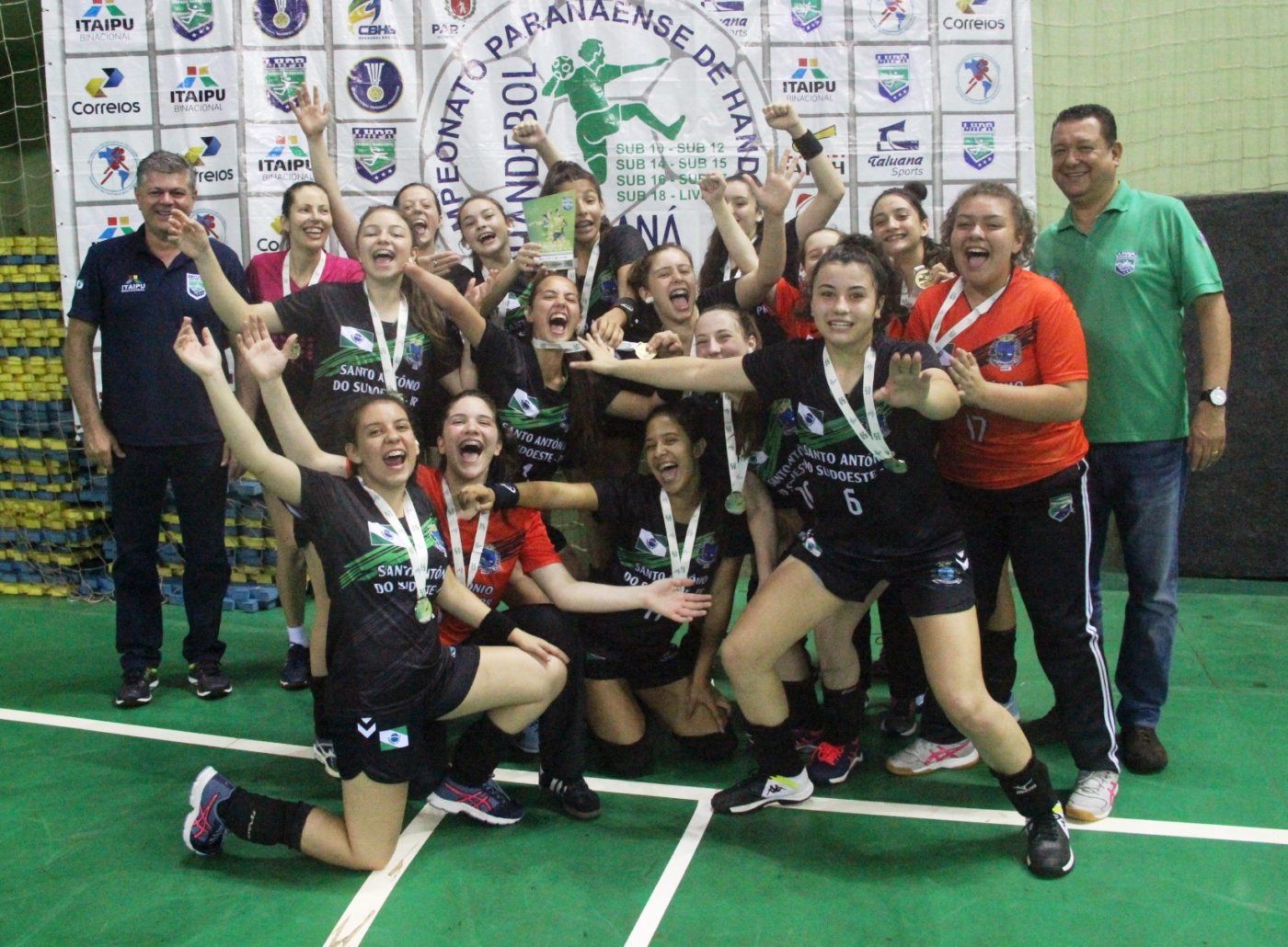 Jogo acirrado no handebol feminino Sub-14 