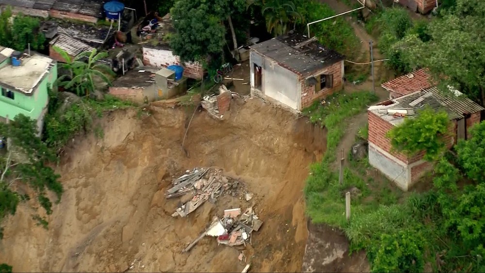 Sobe Para Dez Total De Mortos Em Deslizamento De Terra O Presente 