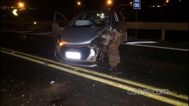 Batida frontal entre carros é registrada na BR-277 em Cascavel