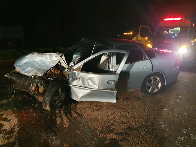 Batida frontal entre carros é registrada na BR-277 em Cascavel