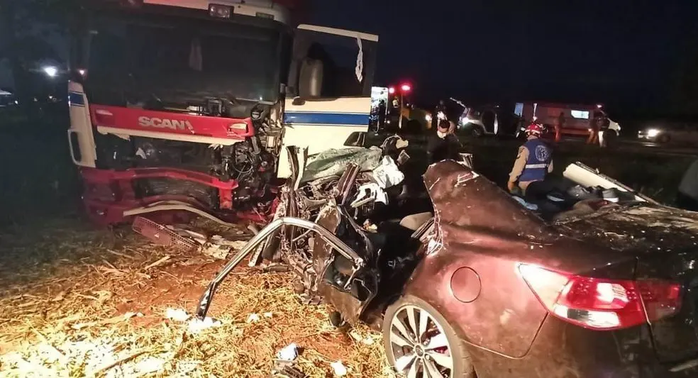 Batida frontal entre carros é registrada na BR-277 em Cascavel