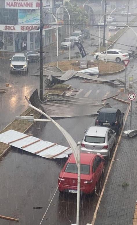 Duas pessoas morrem após carro bater em veículos e capotar em plantação, na  BR-369, em Corbélia, Oeste e Sudoeste