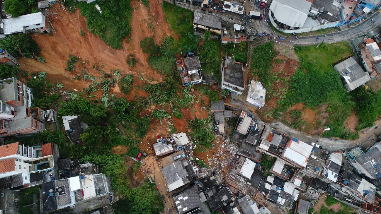 Treze morrem após desabamento por temporal na Argentina