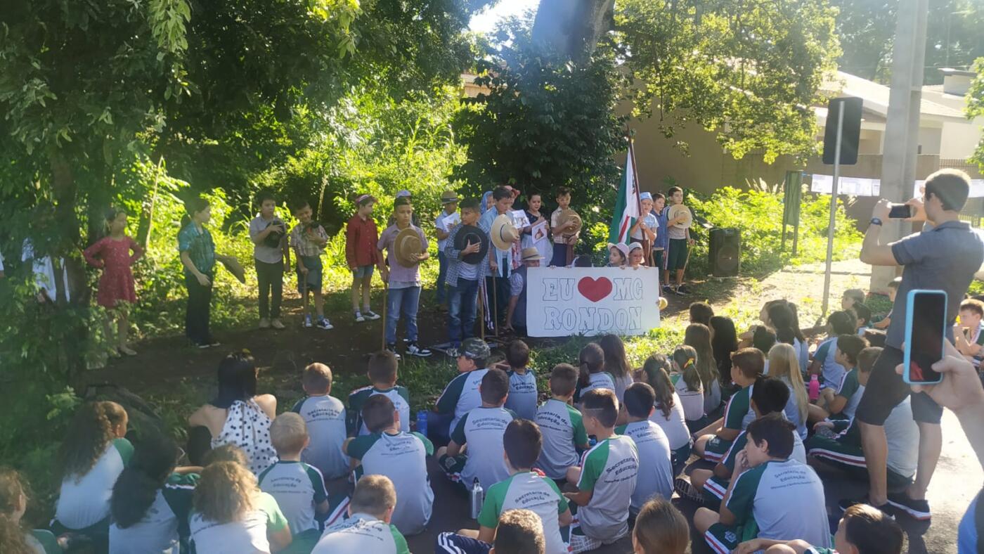 Alunos da Escola Jean Piaget celebram Dia do Pioneiro de Marechal