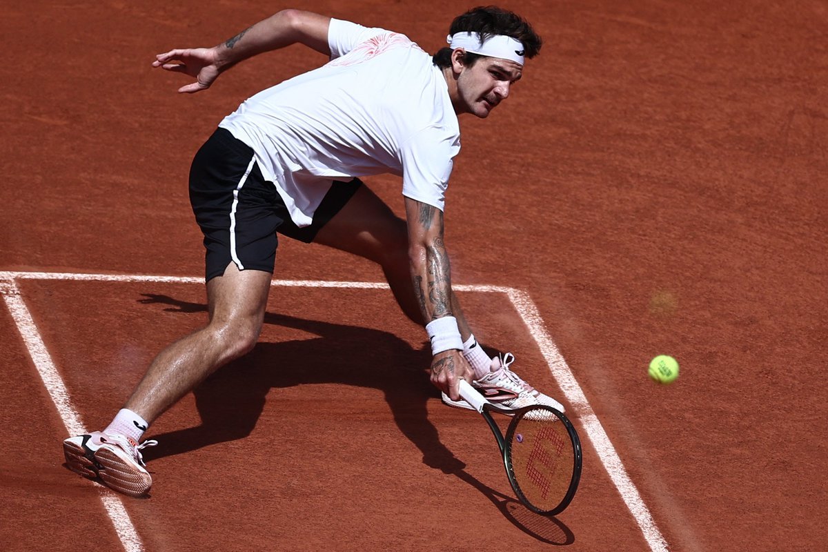 Thiago Wild faz história e vence Medvedev na estreia de Roland Garros, tênis