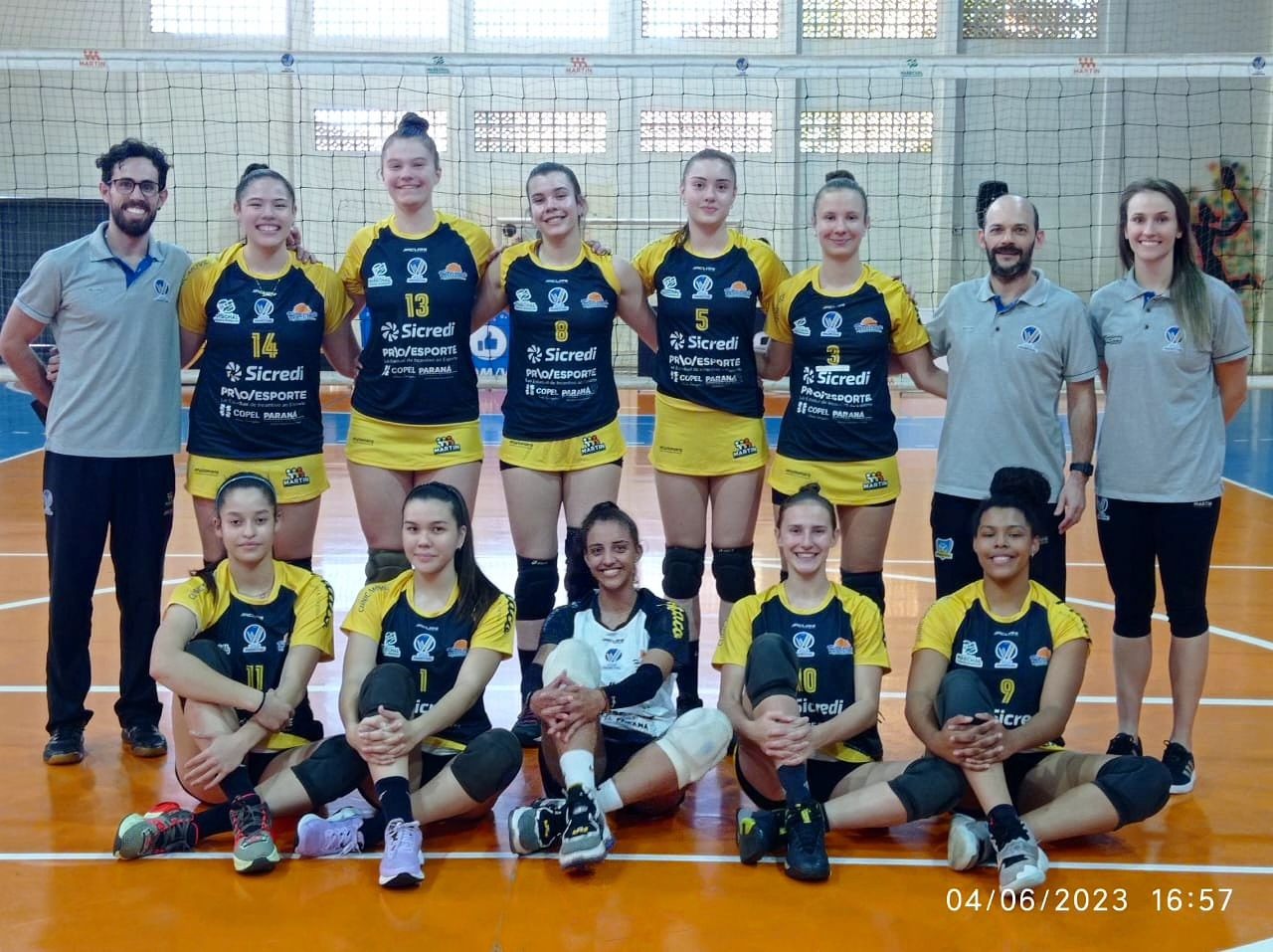 Equipe de Voleibol Adulto Feminino estreia com vitória fora de