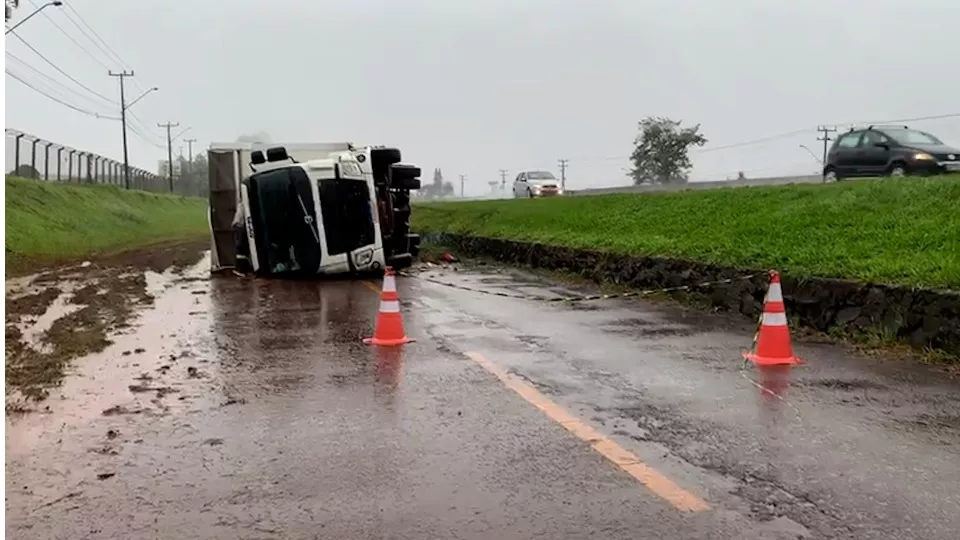 Duas pessoas ficam feridas em batida na marginal da BR 277